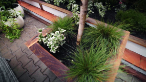 "Polowanie na ogród - tarasy": donica z desek z eleganckim wieńcem